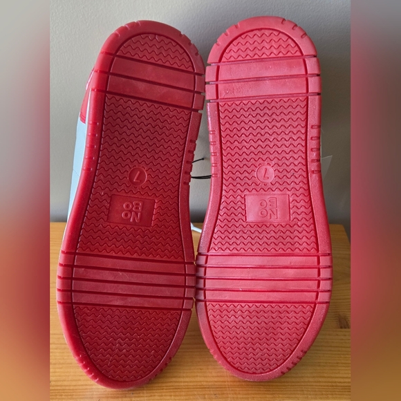 Women's 7/8 No Boundaries Red and White Sneakers Tennis Shoes New w/Tags - Picture 5 of 7